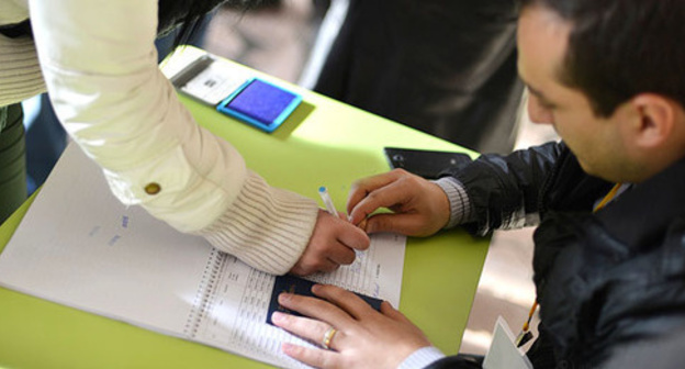 At the voting station in Armenia. Photo: © PAN Photo / Varo Rafayelyan, Hrant Khachatryan, Karo Sahakyan