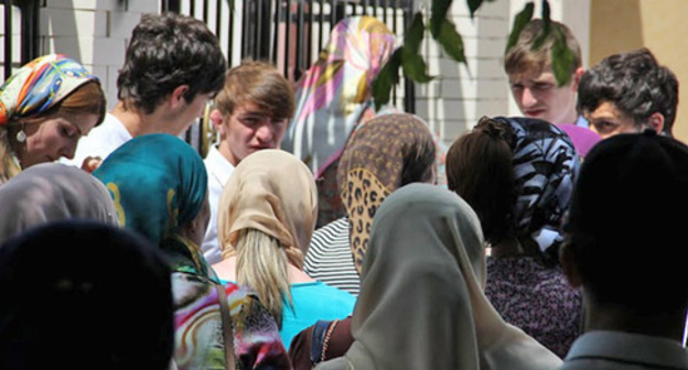The senior pupils with their parents in Grozny. Photo by Magomed Magomedov for the "Caucasian Knot"