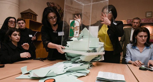 Counting of the ballots at the elections in Abkhazia. Photo: Sputnik, Tomas Tkhaytsuk Counting of the ballots at the elections in Abkhazia. Photo: Sputnik, Tomas Tkhaytsuk