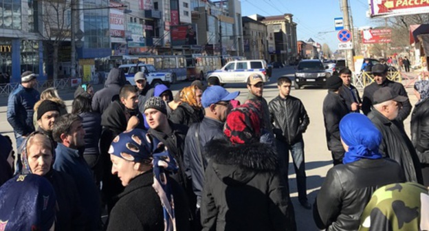 The participants of the rally in Makhachkala blocked Gamidov Avenue. April 3, 2017. Photo by Patimat Makhmudova for "Caucasian Knot" The participants of the rally in Makhachkala blocked Gamidov Avenue. April 3, 2017. Photo by Patimat Makhmudova for "Caucasian Knot"
