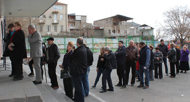 A queue at the entrance of a polling station. Photo by Tigran Petrosyan for "Caucasian Knot"