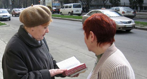 Members of the religious organization Jehovah's Witnesses. Photo: User:Russianname https://ru.wikipedia.org
