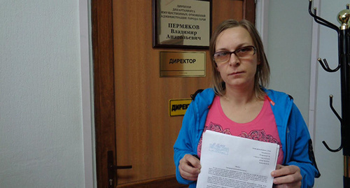 Tatiana Dyakova arrives to the meeting with city administration officials. Photo by Svetlana Kravchenko for the 'Caucasian Knot'. Tatiana Dyakova arrives to the meeting with city administration officials. Photo by Svetlana Kravchenko for the 'Caucasian Knot'.