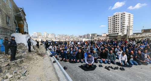 Prayer at the "Haji Javad" mosque. Photo by Aziz Karimov for the 'Caucasian Knot'. Prayer at the "Haji Javad" mosque. Photo by Aziz Karimov for the 'Caucasian Knot'.