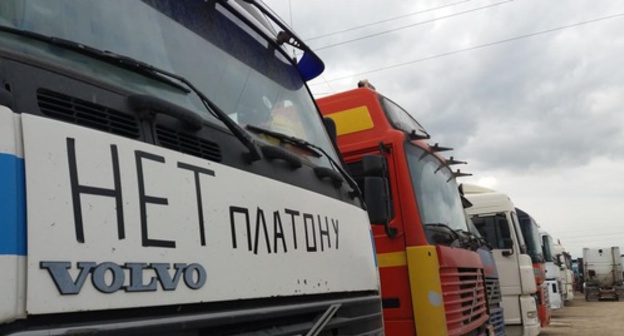 'No to Platon!' - slogan of Dagestani truck drivers, 'Caucasus' highway, near village of Manas, Karabudakhkent District of Dagestan, April 25, 2017. Photo by Rasul Magomedov for the 'Caucasian Knot'. 'No to Platon!' - slogan of Dagestani truck drivers, 'Caucasus' highway, near village of Manas, Karabudakhkent District of Dagestan, April 25, 2017. Photo by Rasul Magomedov for the 'Caucasian Knot'.