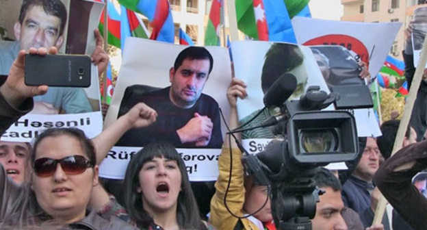 An opposition rally under the slogan: "No to robbery, no to lies, no to monarchy!" Baku, April 8, 2017. Screenshot of a video by CaucasianKnot https://www.youtube.com/watch?v=uDyJF_zP7Oc An opposition rally under the slogan: "No to robbery, no to lies, no to monarchy!" Baku, April 8, 2017. Screenshot of a video by CaucasianKnot https://www.youtube.com/watch?v=uDyJF_zP7Oc
