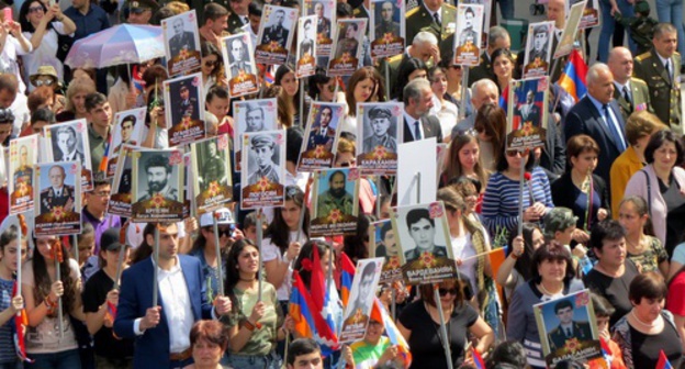 Participants of "Immortal Regiment" march in Nagorny Karabakh, Stepanakert, May 9, 2017. Photo by Alvard Grigoryan for the 'Caucasian Knot'. 
