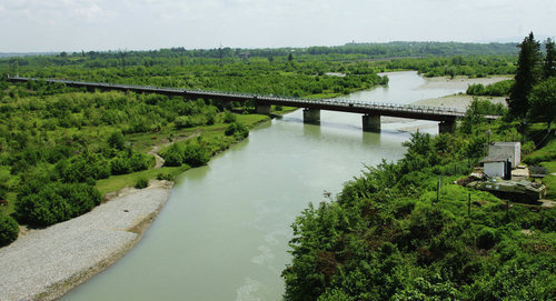 The bridge over the Ingur river which connects Georgia and Abkhazia. Photo © Sputnik. Ilya Pitalev
http://sputnik-abkhazia.ru/Abkhazia/20170517/1021048531/zakrytye-kpp-na-ingure-posetili-uchastniki-zhenevskix-vstrech.html The bridge over the Ingur river which connects Georgia and Abkhazia. Photo © Sputnik. Ilya Pitalev
http://sputnik-abkhazia.ru/Abkhazia/20170517/1021048531/zakrytye-kpp-na-ingure-posetili-uchastniki-zhenevskix-vstrech.html