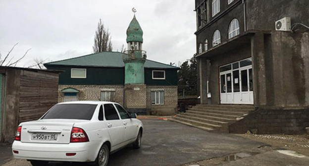 The mosque located in Hungarian Fighters Street in Makhachkala. Photo: Daniil Turovsky / "Meduza", https://meduza.io/feature/2016/02/24/mecheti-v-kotorye-opasno-hodit 