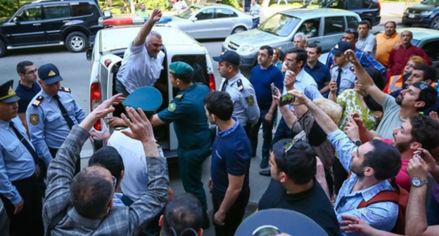 Afghan Mukhtarly has been brought to the court. Baku, May 31, 2017. Photo by Aziz Karimov for "Caucasian Knot" Afghan Mukhtarly has been brought to the court. Baku, May 31, 2017. Photo by Aziz Karimov for "Caucasian Knot"