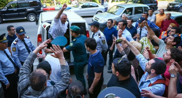 Afghan Mukhtarly was brought to Baku. Baku, May 31, 2017. Photo by Aziz Karimov for "Caucasian Knot" Afghan Mukhtarly was brought to Baku. Baku, May 31, 2017. Photo by Aziz Karimov for "Caucasian Knot"