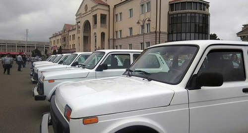 In Stepanakert, six soldiers and officers, who were seriously wounded during the April war in 2016, received Niva cars as gifts. Nagorno-Karabakh, June 5, 2017. Photo by Alvard Grigoryan for "Caucasian Knot" In Stepanakert, six soldiers and officers, who were seriously wounded during the April war in 2016, received Niva cars as gifts. Nagorno-Karabakh, June 5, 2017. Photo by Alvard Grigoryan for "Caucasian Knot"