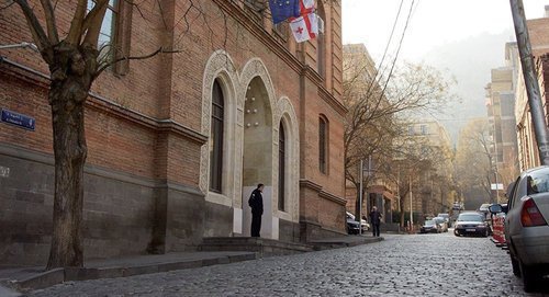 Georgian MFA. Photo: © Sputnik/
 https://sputnik-georgia.ru/incidents/20170611/236281954/Rodstvenniki-propavshego-v-Kongo-pilota-proveli-akciju-u-MID-Gruzii.html
