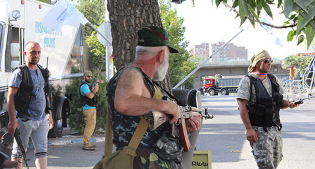 Members of "Sasna Tsrer" unit seize the building of the police patrol-and-post service regiment. Photo by Tigran Petrosyan for the 'Caucasian Knot'. Members of "Sasna Tsrer" unit seize the building of the police patrol-and-post service regiment. Photo by Tigran Petrosyan for the 'Caucasian Knot'.