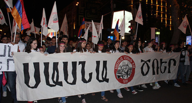 Banner with inscription "Sasna Tsrer", July 2016. Photo by Tigran Petrosyan for the Caucasian Knot. Banner with inscription "Sasna Tsrer", July 2016. Photo by Tigran Petrosyan for the Caucasian Knot.