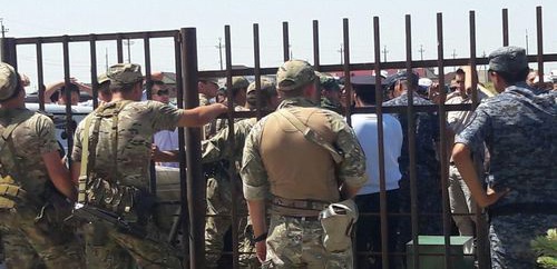 OMON police don't allow MPs to the building of the district administration. Photo by Asya Kapaeva for the Caucasian Knot. 