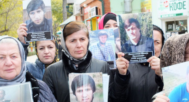 Mothers of missing residents of Dagestan hold protest action. Makhachkala, November 14, 2016. Photo by Patimat Makhmudova for the Caucasian Knot. Mothers of missing residents of Dagestan hold protest action. Makhachkala, November 14, 2016. Photo by Patimat Makhmudova for the Caucasian Knot.