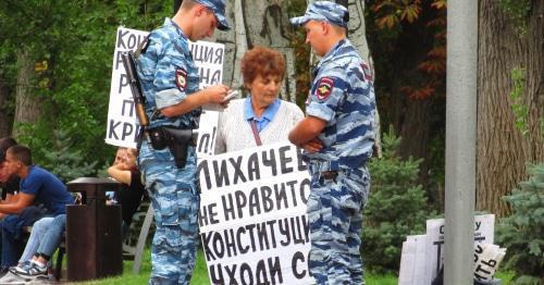 Policemen questionsolo picketer Galina Tikhenko. Photo by Vyacheslav Yaschenko for the Caucasian Knot. Policemen questionsolo picketer Galina Tikhenko. Photo by Vyacheslav Yaschenko for the Caucasian Knot.