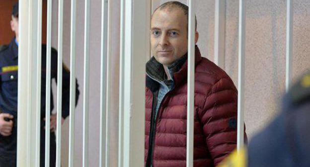 Alexander Lapshin in the court. Photo: © Sputnik / Viktor Tolochko, https://ru.armeniasputnik.am/incidents/20170911/8595190/bakinskaya-ehpopeya-lapshina-pomilovanie-ot-alieva-posle-popytki-suicida.html Alexander Lapshin in the court. Photo: © Sputnik / Viktor Tolochko, https://ru.armeniasputnik.am/incidents/20170911/8595190/bakinskaya-ehpopeya-lapshina-pomilovanie-ot-alieva-posle-popytki-suicida.html