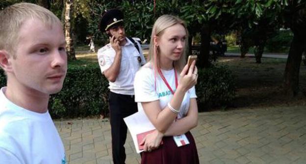 Activists and police at the sanctioned picket in support of opposition leader Alexei Navalny sanctioned in Sochi, September 13, 2017. Photo by Svetlana Kravchenko for the Caucasian Knot. Activists and police at the sanctioned picket in support of opposition leader Alexei Navalny sanctioned in Sochi, September 13, 2017. Photo by Svetlana Kravchenko for the Caucasian Knot.