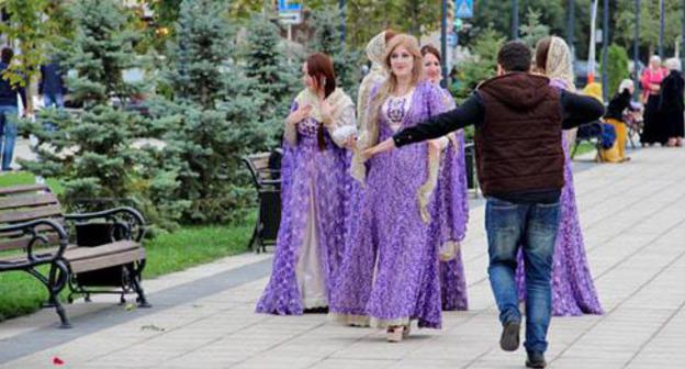 Girls in traditional clothing - long dresses (g1abli) on the Day of Chechen Woman. Grozny, September 21, 2014. Photo by Magomed Magomedov for "Caucasian Knot" Girls in traditional clothing - long dresses (g1abli) on the Day of Chechen Woman. Grozny, September 21, 2014. Photo by Magomed Magomedov for "Caucasian Knot"
