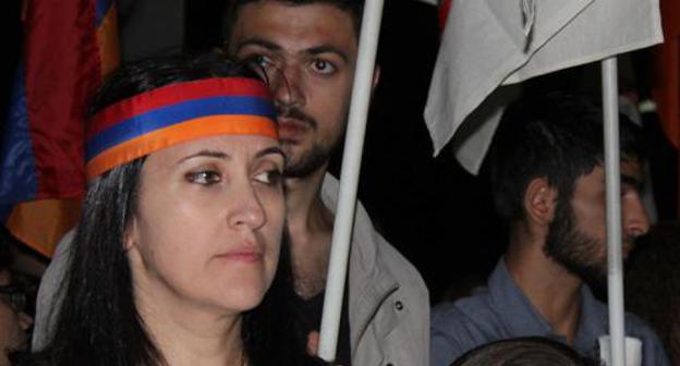 Ruzanna Egnukyan at the rally in support of the “Sasna Tsrer” detachment on September 9, 2016. Photo by Armine Martirosyan for "Caucasian Knot" Ruzanna Egnukyan at the rally in support of the “Sasna Tsrer” detachment on September 9, 2016. Photo by Armine Martirosyan for "Caucasian Knot"