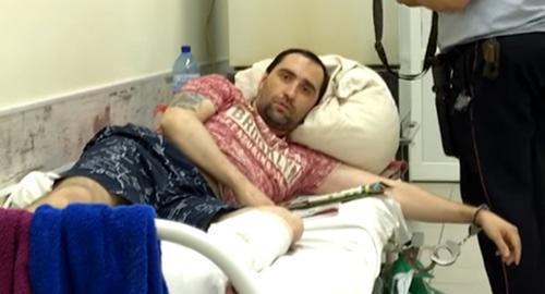 Alexander Batmanov at the hospital under police supervision. Photo: screenshot of the video https://www.svoboda.org/a/28614187.html Alexander Batmanov at the hospital under police supervision. Photo: screenshot of the video https://www.svoboda.org/a/28614187.html