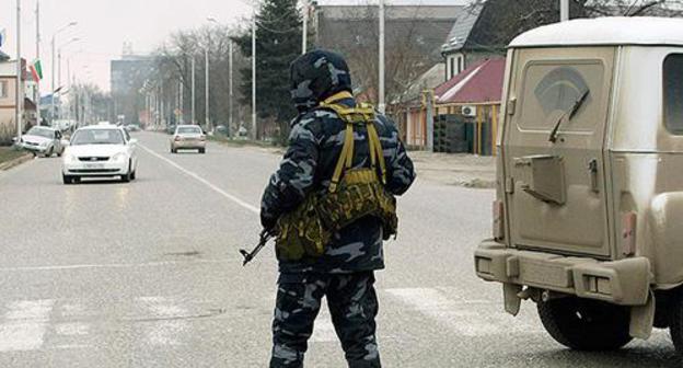 A law enforcer on the road. Photo http://kavkazweb.biz/sotrudniki-mvd-chechni-zaderzhany-po-podozreniyu-v-vymogatelstve/ A law enforcer on the road. Photo http://kavkazweb.biz/sotrudniki-mvd-chechni-zaderzhany-po-podozreniyu-v-vymogatelstve/