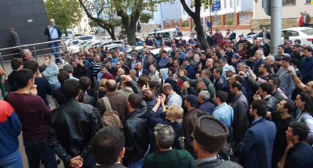 Near the Krasnodar Territory Court where the session in the case of Ruslan Gvashev was to be held. October 5, 2017. Photo courtesy of the advocate Marina Dubrovina for the "Caucasian Knot" Near the Krasnodar Territory Court where the session in the case of Ruslan Gvashev was to be held. October 5, 2017. Photo courtesy of the advocate Marina Dubrovina for the "Caucasian Knot"