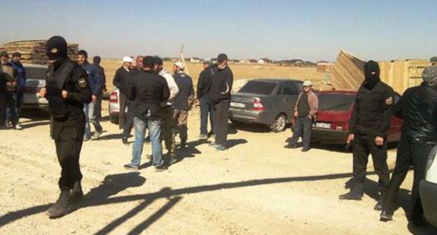 Power agents have dispersed residents of the Makhachkala dwelling settlement of Krasnoarmeisk, who opposed demolition of houses. October 5, 2017. Photo by Said Vagabov https://chernovik.net Power agents have dispersed residents of the Makhachkala dwelling settlement of Krasnoarmeisk, who opposed demolition of houses. October 5, 2017. Photo by Said Vagabov https://chernovik.net