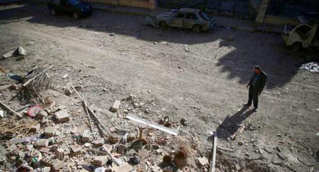A man is looking at the ruins of the building. Damascus, Syria. Photo REUTERS/Bassam Khabieh A man is looking at the ruins of the building. Damascus, Syria. Photo REUTERS/Bassam Khabieh
