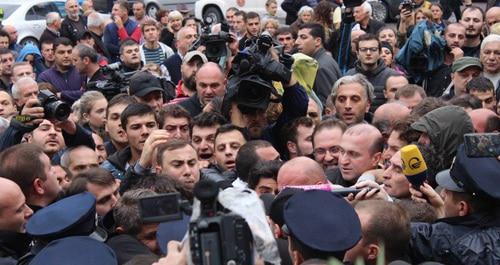 Protest rally near Tbilisi Sakrebulo, October 10, 2017. Photo by Inna Kukudzhanova for the Caucasian Knot. Protest rally near Tbilisi Sakrebulo, October 10, 2017. Photo by Inna Kukudzhanova for the Caucasian Knot.