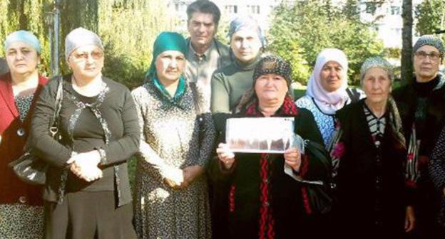 Relatives of the victims in the attack on Nalchik committed on October 13, 2005. KBR, Nalchik, October 2012. Photo by Anna Arsenyeva for the "Caucasian Knot" Relatives of the victims in the attack on Nalchik committed on October 13, 2005. KBR, Nalchik, October 2012. Photo by Anna Arsenyeva for the "Caucasian Knot"