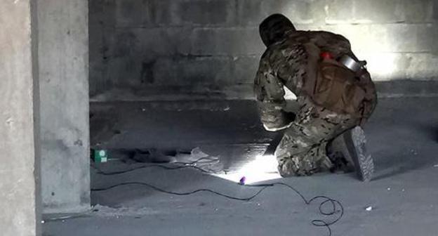 A law enforcer during the special operation in Dagestan. Photo http://nac.gov.ru/kontrterroristicheskie-operacii/organami-fsb-i-mvd-presechena-deyatelnost.html A law enforcer during the special operation in Dagestan. Photo http://nac.gov.ru/kontrterroristicheskie-operacii/organami-fsb-i-mvd-presechena-deyatelnost.html