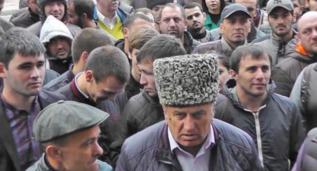 Circassian activists near the building of the Krasnodar Territorial Court. October 16, 2017. Photo by Anna Gritsevich for the "Caucasian Knot" Circassian activists near the building of the Krasnodar Territorial Court. October 16, 2017. Photo by Anna Gritsevich for the "Caucasian Knot"