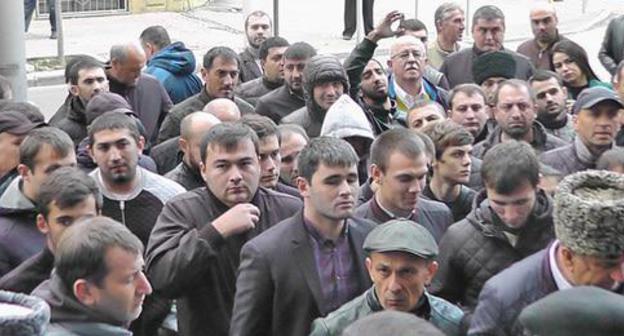 Circassian activists near the building of the Krasnodar Territorial Court. October 16, 2017. Photo by Anna Gritsevich for the "Caucasian Knot" Circassian activists near the building of the Krasnodar Territorial Court. October 16, 2017. Photo by Anna Gritsevich for the "Caucasian Knot"