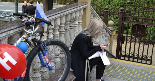 Olesya Khristosenko near the courthouse, Sochi, October 2017. Photo by Svetlana Kravchenko for the Caucasian Knot. Olesya Khristosenko near the courthouse, Sochi, October 2017. Photo by Svetlana Kravchenko for the Caucasian Knot.