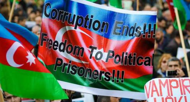 Participant of the rally holds flag of Azerbaijan with inscription demanding to stop corruption and to free political prisoners, Baku, October 28, 2017. Photo by Aziz Karimov for the Caucasian Knot. Participant of the rally holds flag of Azerbaijan with inscription demanding to stop corruption and to free political prisoners, Baku, October 28, 2017. Photo by Aziz Karimov for the Caucasian Knot.