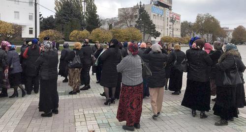Victims of the fire at the Dagestani market "Dagelektromash" gathered at the protest action in the centre of Makhachkala. Photo by Patimat Makhmudova for the "Caucasian Knot" Victims of the fire at the Dagestani market "Dagelektromash" gathered at the protest action in the centre of Makhachkala. Photo by Patimat Makhmudova for the "Caucasian Knot"