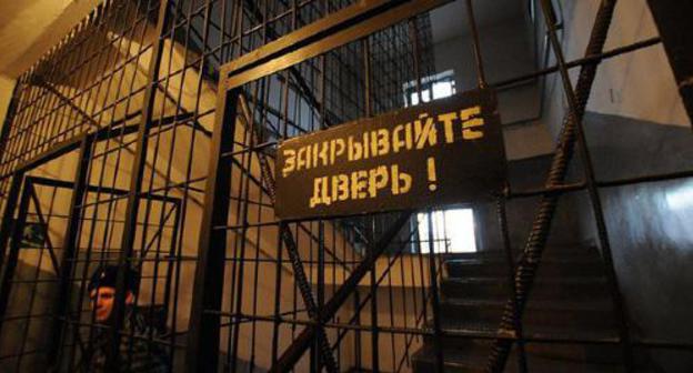 'Close the door!' sign in a prison. Photo: Elena Sineok, Yuga.ru, https://www.yuga.ru/news/423259/ 'Close the door!' sign in a prison. Photo: Elena Sineok, Yuga.ru, https://www.yuga.ru/news/423259/
