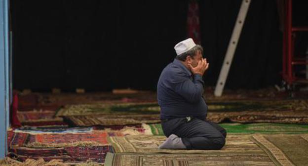 Believer praying. Photo: © Elena Sineok, Yuga.ru Believer praying. Photo: © Elena Sineok, Yuga.ru