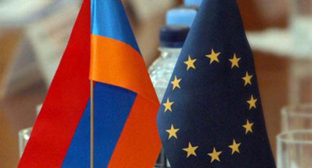 Flags of Armenia and EU. Photo: http://vpoanalytics.com/2017/09/26/soglashenie-armenii-s-es-prostranstvo-neponimaniya-ili-koridor-vozmozhnostej/ Flags of Armenia and EU. Photo: http://vpoanalytics.com/2017/09/26/soglashenie-armenii-s-es-prostranstvo-neponimaniya-ili-koridor-vozmozhnostej/