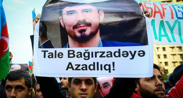 Rally participant holds portrait of Talekh Bagirzade with inscription: 'Freedom to Bagirzade!', Baku, October 28. 2017. Photo by Aziz Karimov for the Caucasian Knot. Rally participant holds portrait of Talekh Bagirzade with inscription: 'Freedom to Bagirzade!', Baku, October 28. 2017. Photo by Aziz Karimov for the Caucasian Knot.