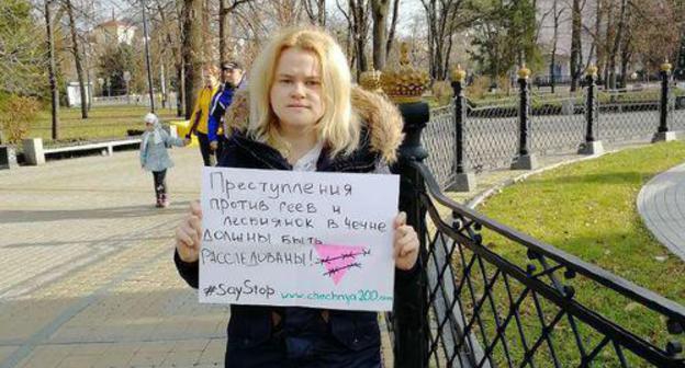 A picketer demanding to investigate the murders of gays in Chechnya. Photo by Yelena Ivanova https://www.yuga.ru/news/424026/ A picketer demanding to investigate the murders of gays in Chechnya. Photo by Yelena Ivanova https://www.yuga.ru/news/424026/