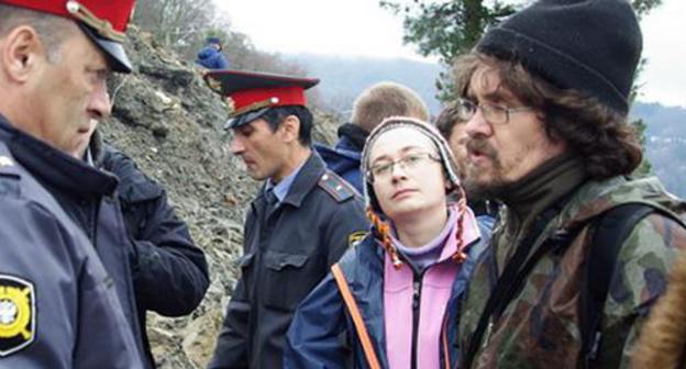 The "EcoWatch" activists argue with the police. Andrei Rudomakha is on the right. Photo by Semyon Simonov, ewnc.org The "EcoWatch" activists argue with the police. Andrei Rudomakha is on the right. Photo by Semyon Simonov, ewnc.org