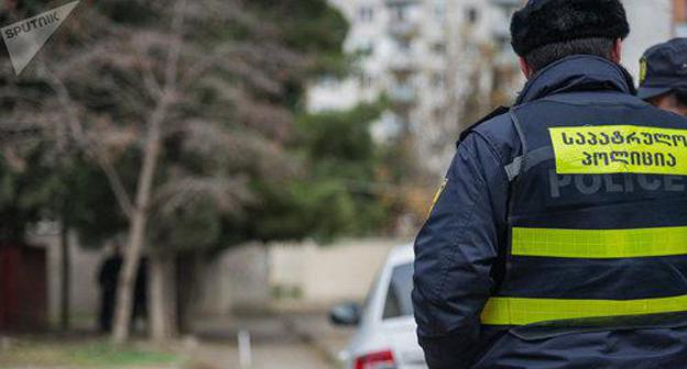 A police officer at the crime scene. Photo Sputnik / Levan Avlabreli
https://sputnik-georgia.ru/incidents/20180207/239209925/Zhestokaja-rasprava-s-semej-polkovnika-zapasa-v-Tbilisi-novye-detali.html