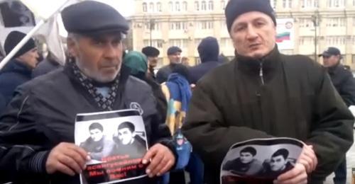 Father of the killed Gasanguseinov brothers (left) and representative of 'Law and Right' organization Djambulat Gasanov attend picket in Makhachkala, March 1, 2018. Screenshot from gazetachernovik Youtube video Father of the killed Gasanguseinov brothers (left) and representative of 'Law and Right' organization Djambulat Gasanov attend picket in Makhachkala, March 1, 2018. Screenshot from gazetachernovik Youtube video