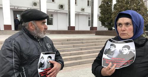 Parents of the murdered Gasanguseinov brothers are waiting for a meeting with officials at the Dagestani government building, Makhachkala, March 12, 2018. Photo by Patimat Makhmudova for the Caucasian Knot. Parents of the murdered Gasanguseinov brothers are waiting for a meeting with officials at the Dagestani government building, Makhachkala, March 12, 2018. Photo by Patimat Makhmudova for the Caucasian Knot.