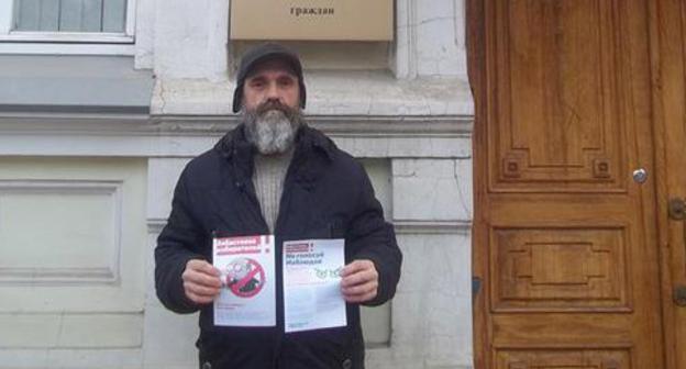 Mikhail Anisenko holds solo picket, Astrakhan, March 16, 2018. Photo by Olga Veter for the Caucaisan Knot. Mikhail Anisenko holds solo picket, Astrakhan, March 16, 2018. Photo by Olga Veter for the Caucaisan Knot.