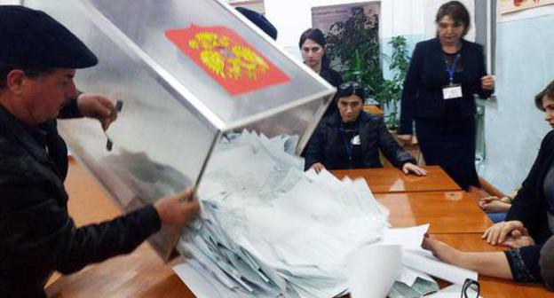 Ballot counting at polling station №1111 in Makhachkala. Photo by Murad Muradov for the Caucasian Knot. Ballot counting at polling station №1111 in Makhachkala. Photo by Murad Muradov for the Caucasian Knot.